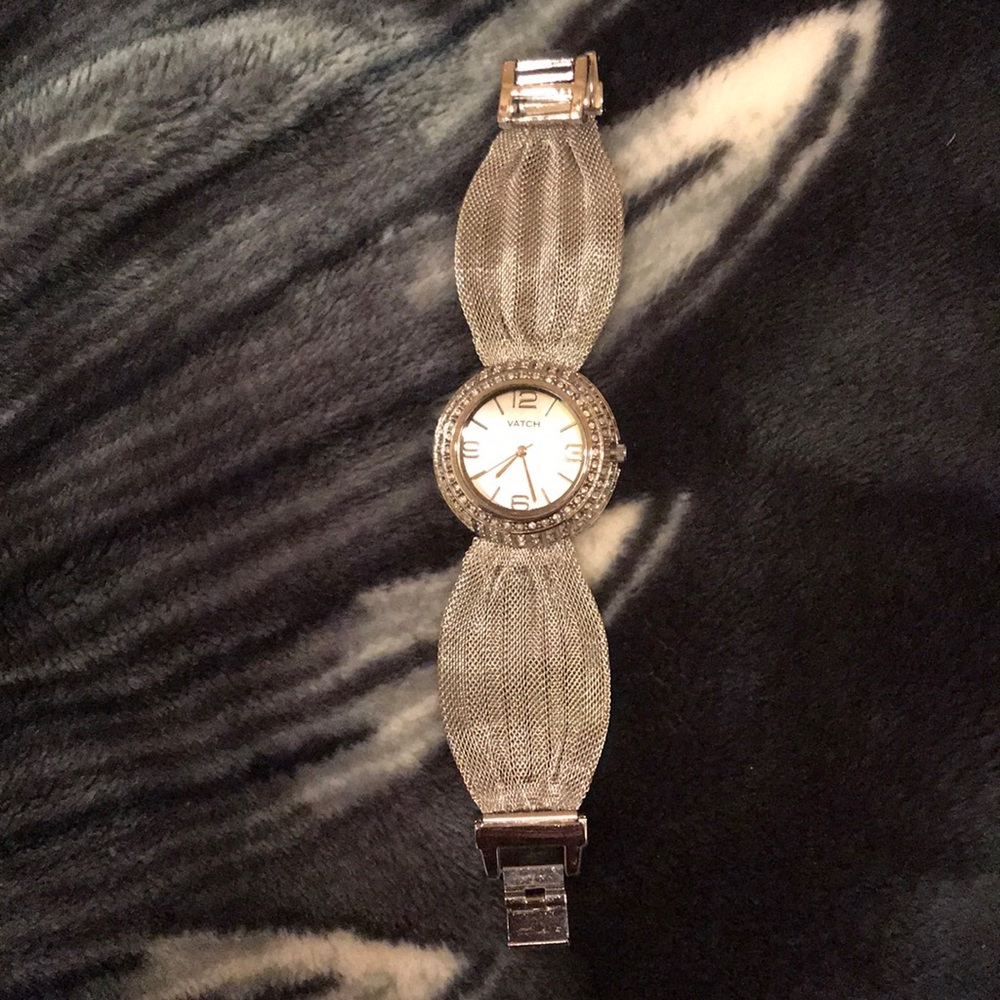 Cute silver watch! make offers !!